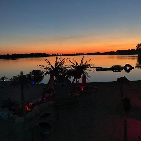 Tiki Beach Condo 1 Campbellsport Екстериор снимка